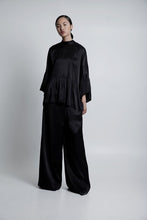 Load image into Gallery viewer, Oversized ruffle top black