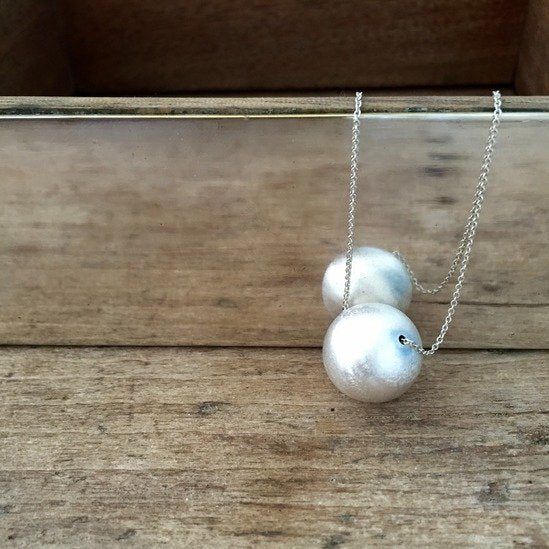 NECKLACE WITH LARGE SILVER SPHERE MATT